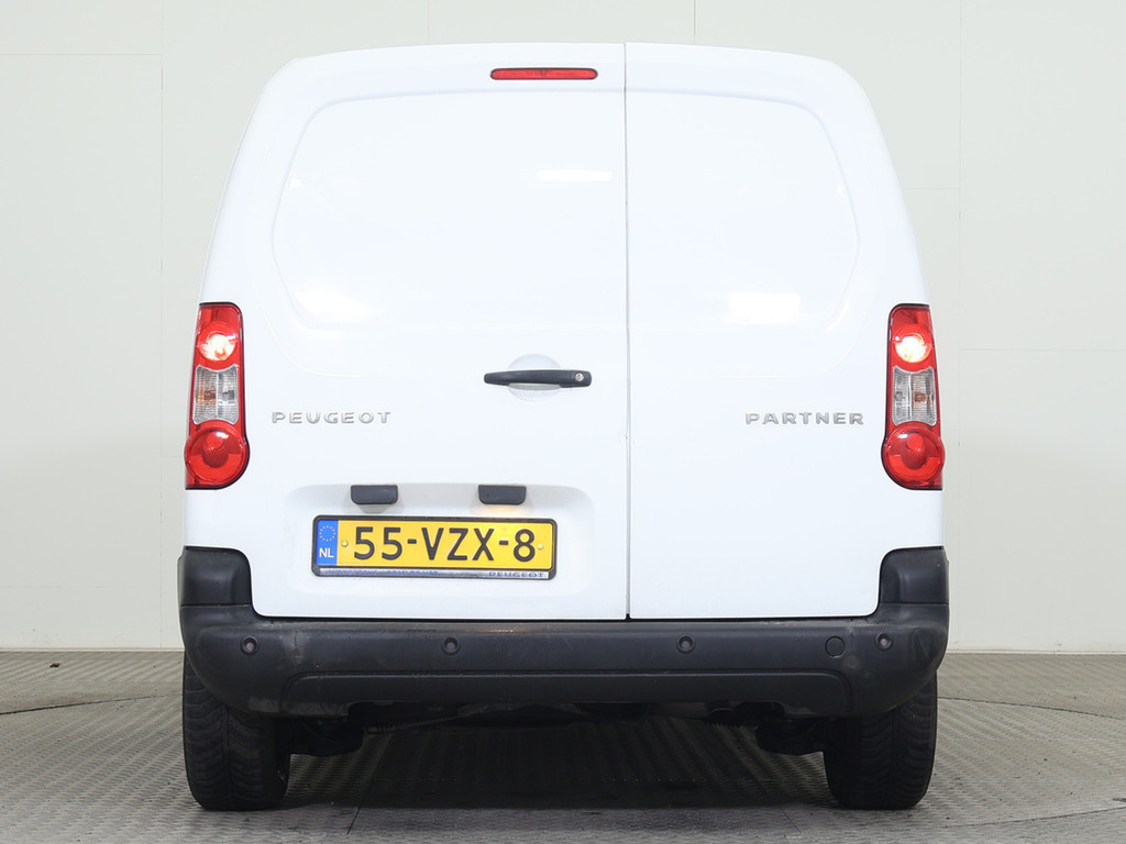 53247590-3.jpg